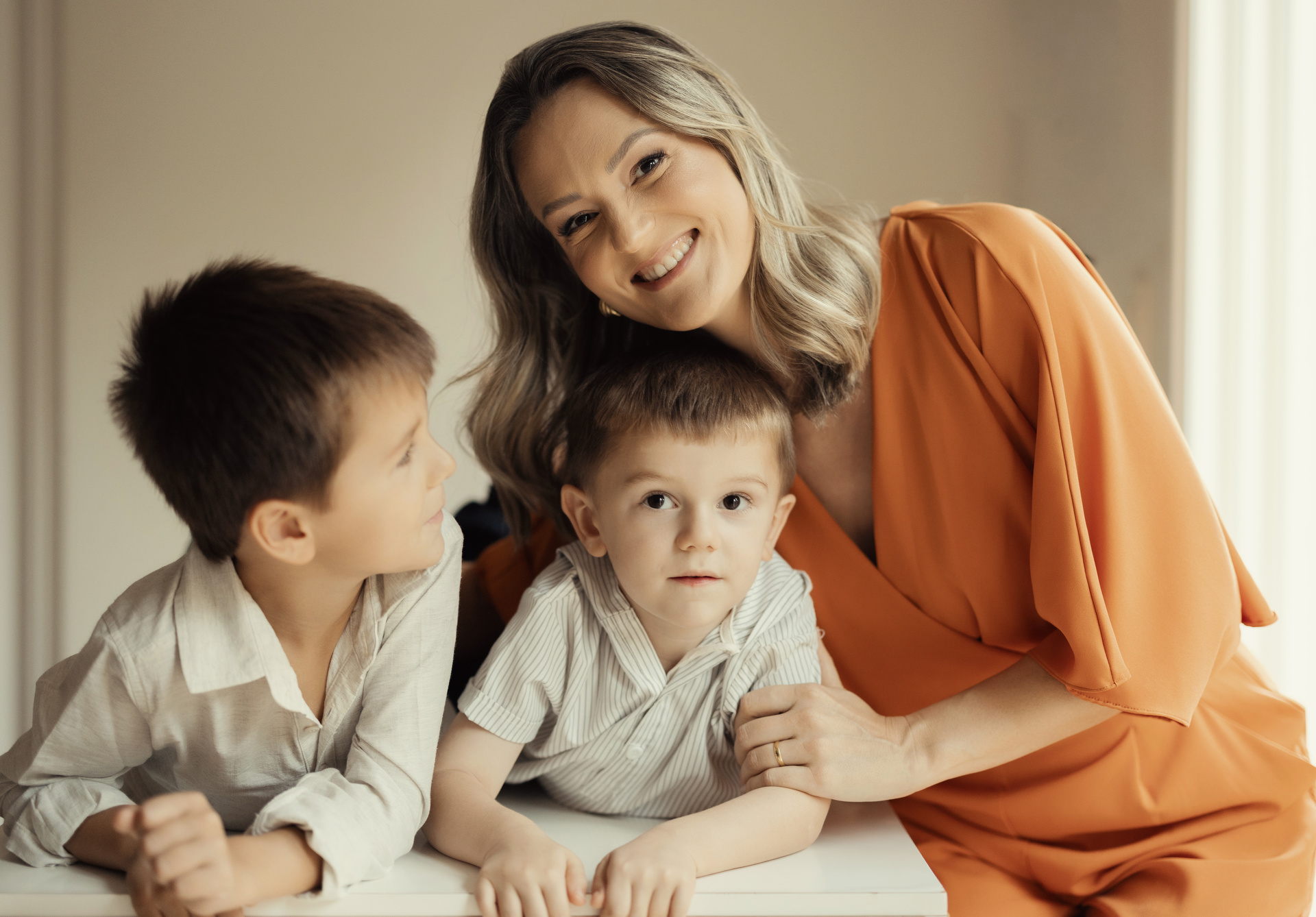 Dra. Geruza Hendges com seus dois filhos